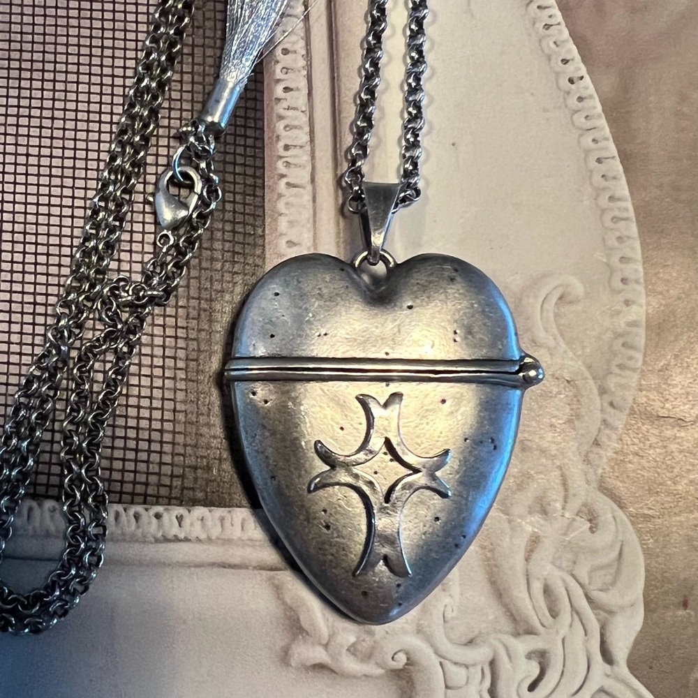 Silver Heart Pendant Necklace. 15”L
